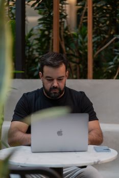 MacBook Neo’s Secret Unveiled: Decoding Your Battery’s Lifespan and What It Means for You