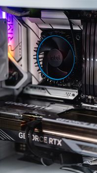 Intel’s Paradox: Cutting-Edge Processors vs. Crashing Stock – What Gives?
