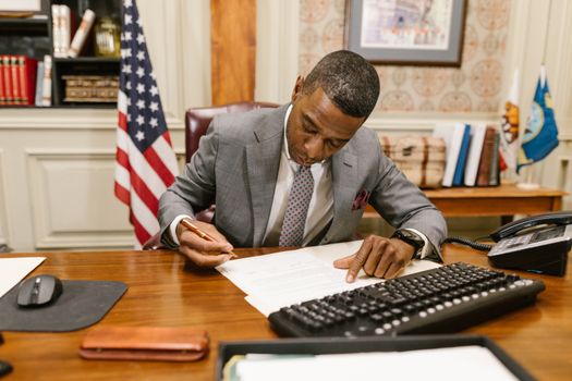 USCIS Policy Memo on Adjustment of Status: What the New “Extraordinary Relief” Rule Means for Green Card Applicants