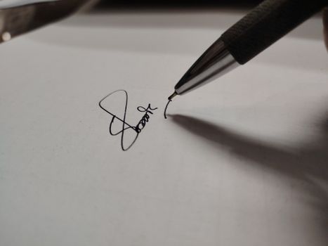 The Signature (২০২৪) রিভিউ: অনুপম খের-নীনা কুলকর্ণি স্টারার ৪K ড্রামা যা হৃদয় স্পর্শ করে