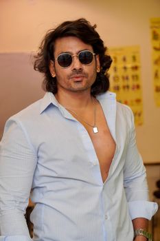 ৯০ের দশকে বোলিউডের স্বর্ণযুগের সংগীত: ‘৯০s Hits Hindi Songs’ YouTube চ্যানেলের নতুন প্লেলিস্ট কীভাবে আকর্ষণ করছে শ্রोतাদের