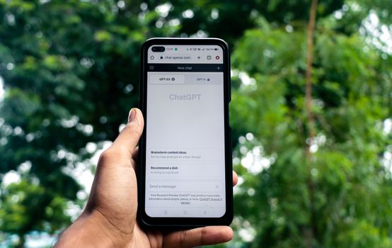 গুগল AI ব্রেকথ্রু: চ্যাটবটের মেমোরি ব্যবহার ৬ গুণ কম, কর্মক্ষমতা অপরিবর্তিত