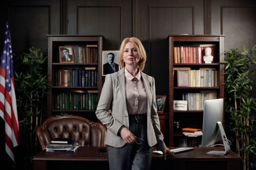 Laura Ingrahamের টিপ্পণি: সিলেব্রিটিদের ‘কুল’ দিনগুলো কোথায় গেল?